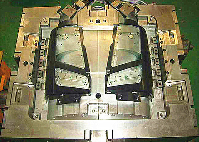 I ricambi auto di plastica del pannello del faro modellano la multi cavità dei pezzi di ricambio per a destra e a sinistra 1