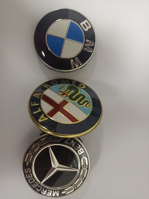 Tecnologia innovativa e design classico - Stampi di plastica personalizzati per gli emblemi BMW, che ereditano lo spirito del marchio